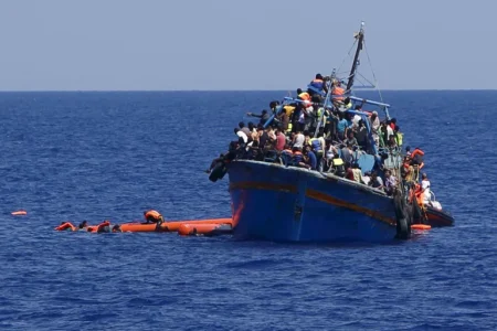 في أبشع حدث غرق مركب …البحر يفترس 30 شخصًا بينهم 21 مصريًا