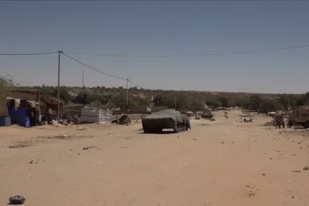 بعد أن أغلقت حدودها مع السودان..تشاد تحشد قواتها بمدينة الطينة الحدودية