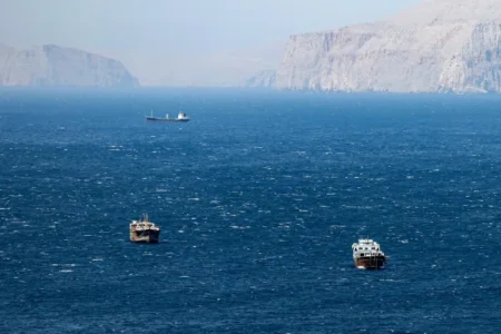 توقف حركة نقل النفط  بمضيق هرمز و مئات ناقلات النفط مكدسة في الخليج والمضيق