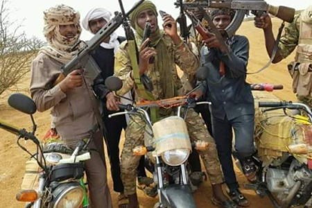 أوقفت عددا من السيارات….مجموعة مسلحة تعتدي على مسافرين  بالضرب وتنهب ممتلكاتهم