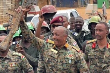 البرهان: الجيش ملتزم بالتحول الديمقراطي