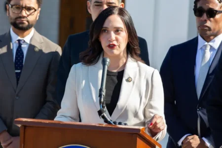 نائبة أمريكية تعتزم تقديم لائحة اتهام رسمية لتجريد ترامب من صلاحياته وعزل وزير الحرب