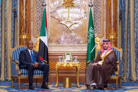 البرهان يلتقي ولي العهد السعودي  بالرياض