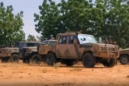 مجموعة مسلحة تقتحم سجنًا وتحرر حبيسًا، وفرار عشرات السجناء