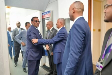 كامل إدريس يقدم محاضرة بلندن حول رؤية الخرطوم لتحقيق السلام وإنهاء الحرب