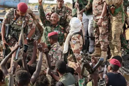 القائد العام للجيش السوداني يصدر تعليمات جديدة لقواته  من الخطوط الأمامية