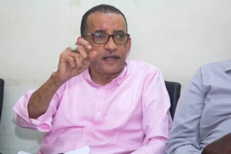 الدقير يوجه انتقادات لمنهج الحكومة للحل السياسي