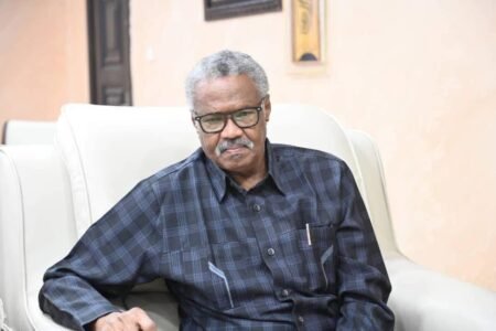 والي القضارف: نسعى لتحقيق الرضا الوظيفي للعاملين بالدولة وتحسين بيئة العمل