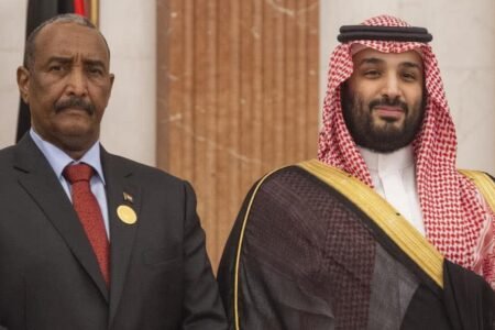 القائد العام للجيش السوداني يجري إتصالا هاتفيا بالقيادة السعودية