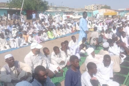 وزير الصحة الاتحادي، ووالي القضارف والمواطنون يؤدون صلاة الإستسقاء بالقضارف