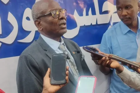 بعد شهرين من الإيقاف …كامل إدريس يعيد وكيل وزارة البنى التحتية لمنصبه