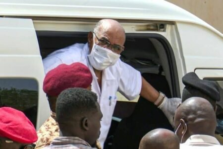 تطورات جديدة بشأن الوضع الصحي للرئيس السوداني المعزول عمر البشير